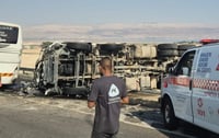 האוטובוס התנגש במשאית והתהפך בכביש: 30 פצועים פונו לבתי חולים