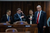 נתניהו, לצד יועצו הפוליטי, נבו כץ - וראש הסגל ברוורמן