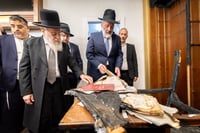 הראש"ל הגר"י יוסף בבית מדרשו שהוצת