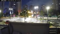 תיעוד דרמטי: הטיל פוגע בבניין רב קומות בפ"ת ומתפוצץ בין שני המ"מדים