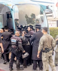 המחאות ביהוד. למצולמים אין קשר לנאמר בכתבה