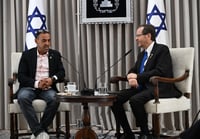 שורד השבי אלי שרעבי והנשיא הרצוג