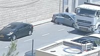 תיעוד מפחיד: נהג משאית סמי-טריילר נמלט, פוגע ברכבים ופוצע ילדה