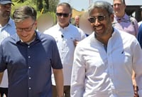ג'ונסון מבקר היום באריאל לצד ראש העיר יוני שטבון