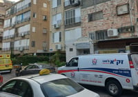 טרגדיה באמצע התפילה: גבר כבן 75 התמוטט ונפטר בבית הכנסת
