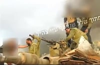 הלוחמים על הטנק