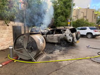 רכב שניזוק מההצתה בהפגנות השמאל