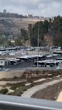 יריות ללא הפסקה ועשרות אנשים נמלטים בבהלה | תיעוד ראשוני מפיגוע הירי