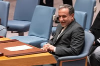 מחייך כל הדרך. שר החוץ האיראני עבאס עראקצ'י