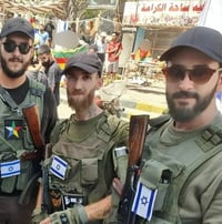 דרוזים בסוריה עם מדים ופאוצ'ים של דגל ישראל