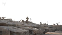 שישובו בשלום: חיילי צה"ל מכינים את הטנקים - רגע לפני הכניסה לעיר הטרור | תיעוד