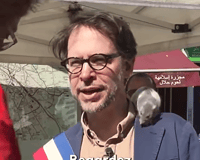 גרגורי מורו, סגן ראש העיר  עם העכבר על כתפו