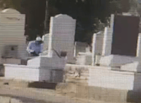 תיעוד: תושב בית שאן משחית קברים, בהם גם של חלל צה"ל | הוגש כתב אישום