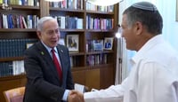 כבר לא במושב האחורי: נתניהו וראש השב"כ הטרי נפגשו | צפו