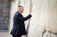 טראמפ בביקורו בכותל המערבי