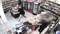 תיעוד: נכנס לקיוסק בלב הארץ ומרוקן באיומים את השטרות מהקופה