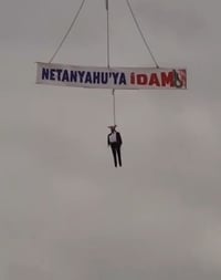הסתה מחליאה בטורקיה: בובה בדמות נתניהו נתלתה על מנוף עם שלט "הוצאה להורג" | צפו