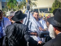 שורד השבי מניח תפילין בלב תל אביב