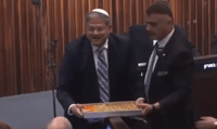בן גביר מחלק בקלאוות