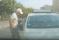 השוטרים פעלו בשכונה החרדית - ולפתע תפסו 'דג שמן' | צפו בתיעוד