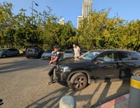 פעיל הימין מרדכי דוד חוסם את רכבו של ח"כ גלעד קריב