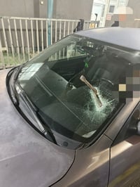 מוט הברזל נעוץ בשמשת הרכב