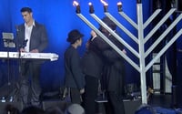 בני משפחתו של השליח במעמד ההדלקה