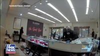 שוד נועז מול המצלמות: הגנבים פרצו עם הרכב לחנות התכשיטים - וגנבו מכל הבא ליד
