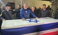 איציק, אביו של רן, עם צמרת המשטרה