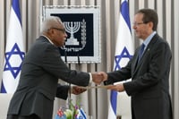 השגרירים בהגשת כתב אמנה לנשיא המדינה