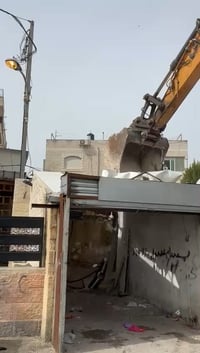 המבנים נהרסים