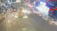 הנערים משליכים זיקוקים