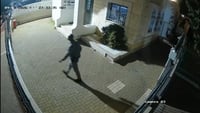 הפורץ המבוקש התחבא מאחורי ערימת כסאות בבית הכנסת השכונתי | צפו
