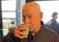הסערה סביב הסרטון של נתניהו נמשכת: כוס הקפה שלא נשפך והיד לכיס