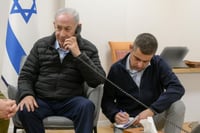 זיו אגמון לצד ראש הממשלה