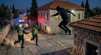 נתפס 'על חם' בתוך הבית - וקפץ מהגג כדי לברוח. זה לא הצליח לו