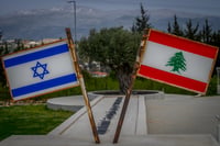 דגל ישראל ולבנון ליד הגבול עם לבנון
