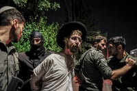 הפגנת הפלג מחוץ לבית הקצין הבכיר