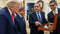 הגנרל מוניר ראש ממשלת פקיסטן שריף מציגים לטראמפ מגיש לנשיא טראמפ תיבת מינרלים בבית הלבן