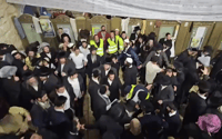 אש בחצר: כך נראים ריקודי השמחה במירון, בצל הגבלות פיקוד העורף | צפו