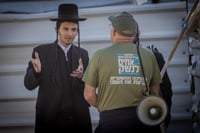 'אחים לנשק' מפגינים מול ביתו של יצחק גולדקנוף