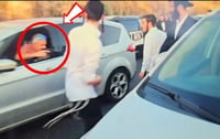 תיעוד חמור: נהג שולף אקדח לעבר מפגינים חרדים בשיירת הרכבים | צפו