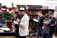 יהודים מתפללים בבית הכנסת שחטף את הקנסות