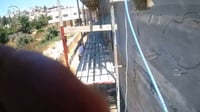 עם נשקים שלופים על הפיגומים: פועלי בניין נשלפים מהמחבוא באזור ירושלים