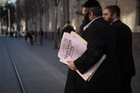 נציגים של הרבנות הראשית לישראל מוסרים תעודת כשרות למסעדה מקומית