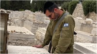 יונתן יוסף מתפלל על קברו של אביו זצ"ל