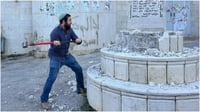 ח"כ צבי סוכות מנפץ את האנדרטה