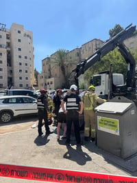 יצירתי: השליך את אחיו תשוש הנפש לפח מוטמן והותיר אותו למות