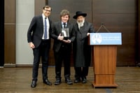 נשיא ארגנטינה קיבל פרס 'אוהב ישראל' בישיבת דרכי תורה
