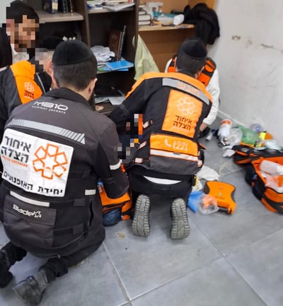 מתנדבי איחוד הצלה מבצעים פעולות החייאה בב"ב | ארכיון